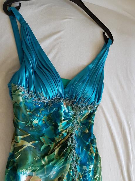 Neprehliadnutelne spolocenske saty, s