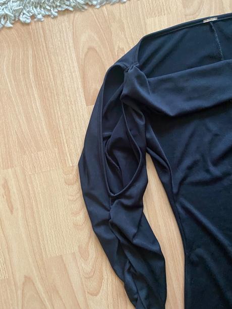 Elegantné sexi šatys odhalenými ramenami, m