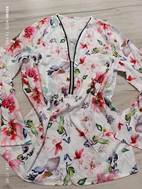 Nádherná kvietkovaná blúzka, s