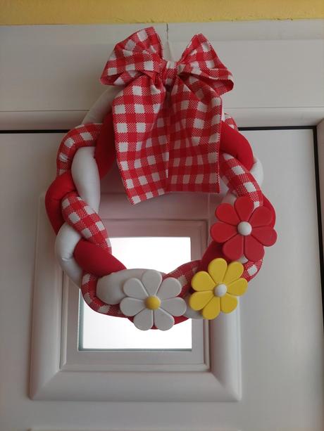 Venček na dvere červeno biely,