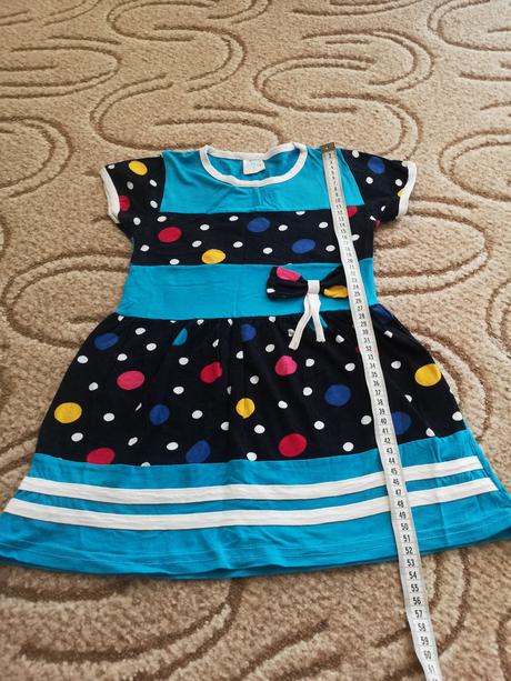 Šaty s bodkami, 110