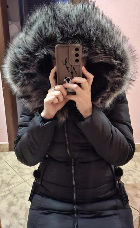 Cierna zimna bunda s mohutnou kozusinou, s