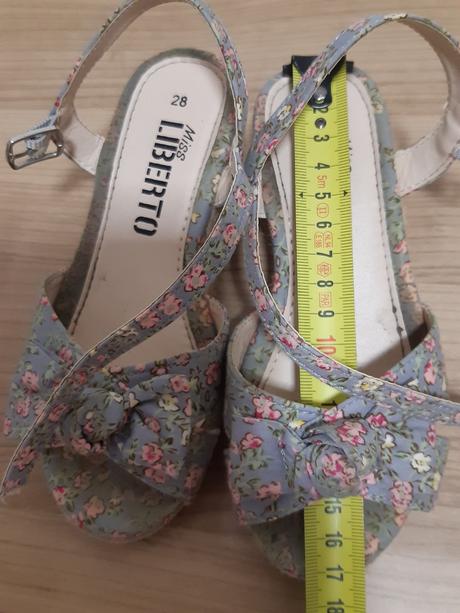 Predam sandalky, 28