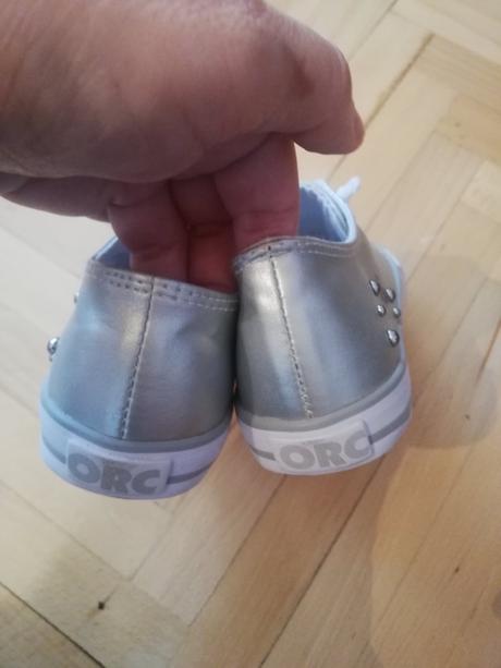 Strieborne tenisky, 30