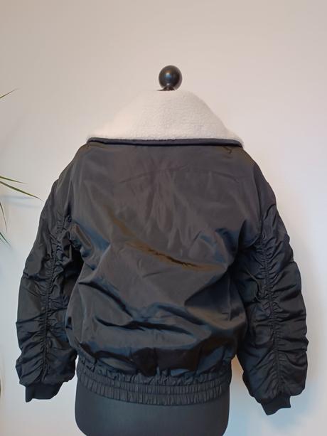 Čierna letecká bombera, house,s