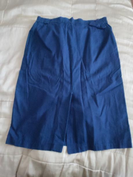 Tmavomodrá sukňa, 42