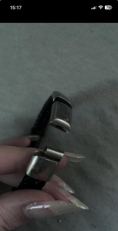 Cierno strieborny naramok, 