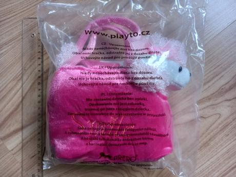 Plyšový biely psík v ružovej kabelke,