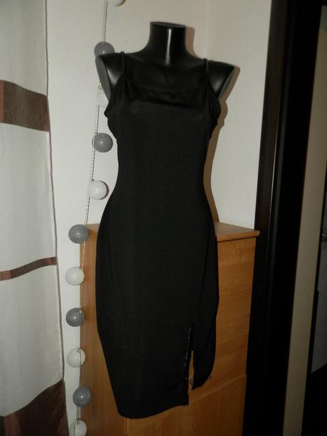 Šaty zdobené flitrami, l