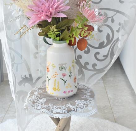 Keramická jarná váza s kvetmi, 