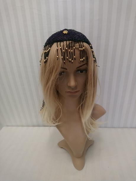 Fialová a čierna korálková čiapka, zlaté korálky,