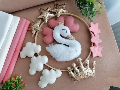 Kolotoč nad postieľku,