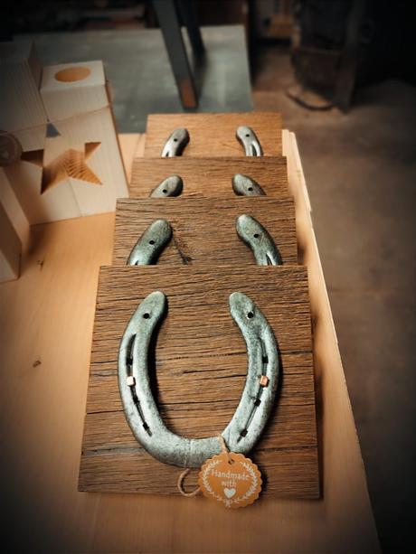 Podkova pre šťastie na drevenom podklade, 