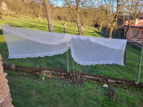 2 zošité záclonky s vlnovkami, 