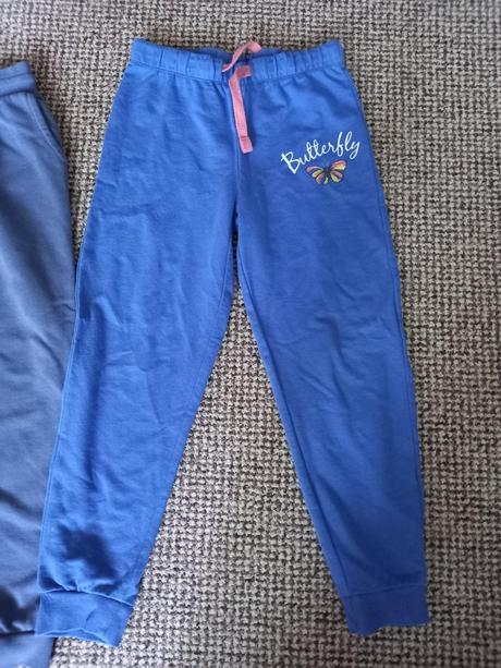 2x tepláky, lupilu,110