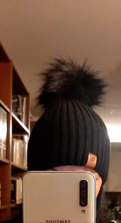 Čierna čiapka s brmbolcom, l