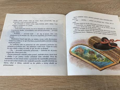 Krásna stará mini retro kniha pretancované papučky,