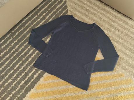 Tmavomodrý svetrik, s