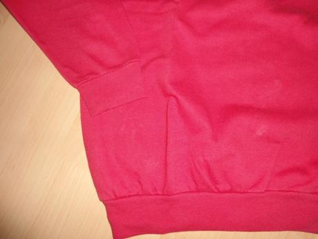 Cervena mikina, s