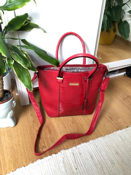 Červená kabelka, atmosphere