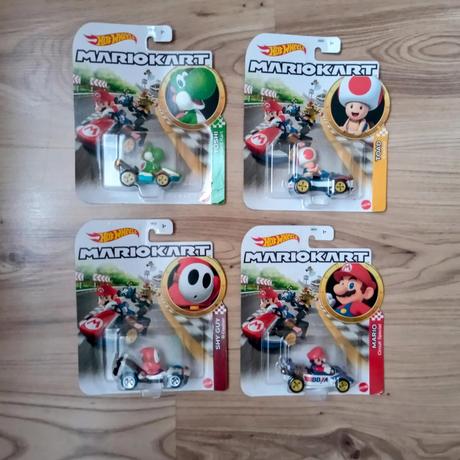 Hot wheels, mariokart,