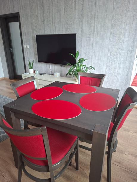 Jedálenský stôl + stoličky, 