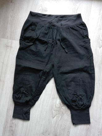 Tristvrtove nohavice, s