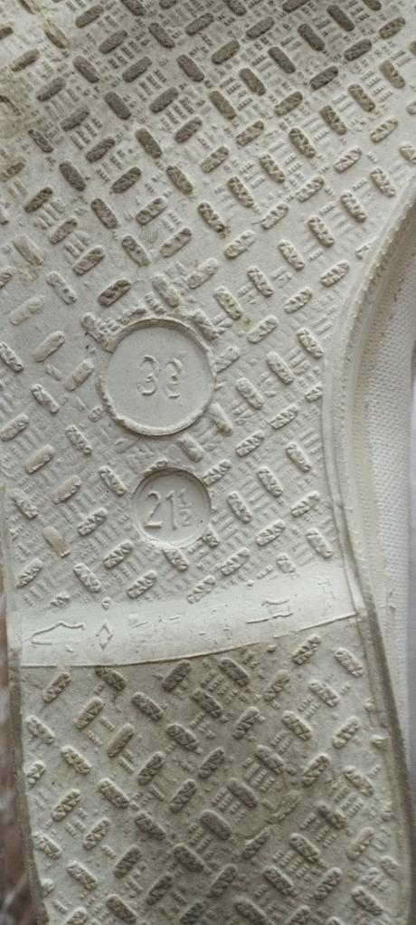 Dievčenské cvičky, 33