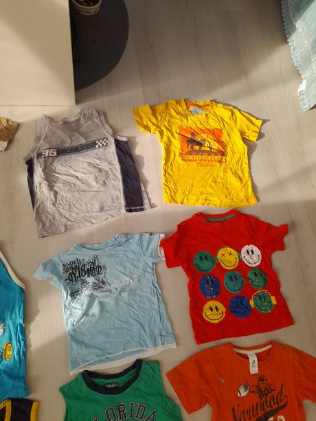 Krásne tričká s motívmi, nosené iba mojími dvojičk, c&a,122