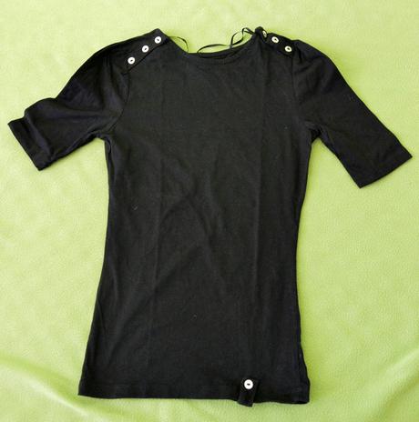 Úzke čierne tričko, 158