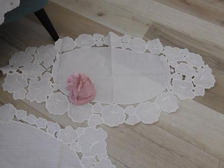 Obrus biely vyšívaný na stroji/menšie ručne vyšité,