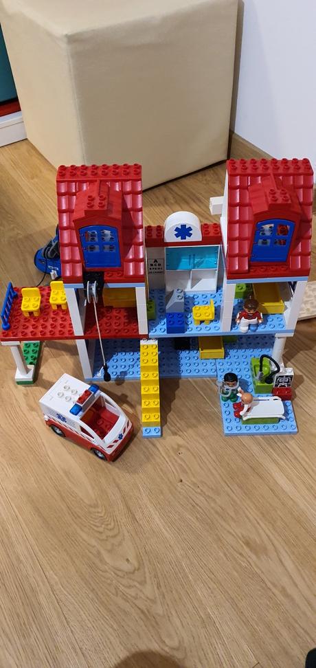 Duplo veľká mestská nemocnica 5795 s krabicou,