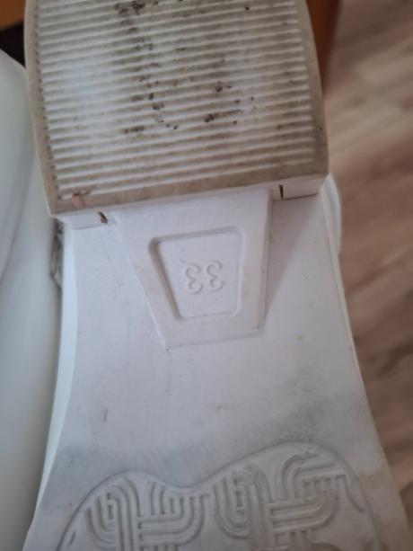 Dievcenske topanky, 33