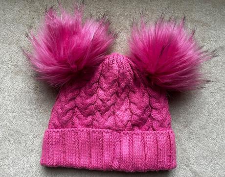 Dievčenská čiapka s dvomi brmbolcami, 104