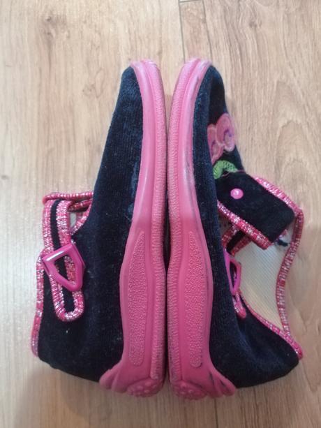 Papuče s čerešničkami, 25