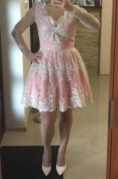 Čipkované spoločenské šaty a listová kabelka gráti, s