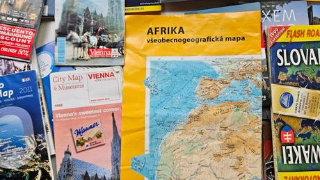 Rozne mapy, plany miest, turisticki sprievodcovia, 