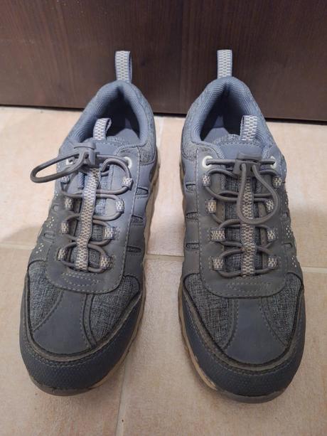 36 turisticke  topanky, graceland,36