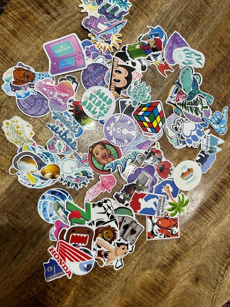 Viac ako 100ks nálepiek, 