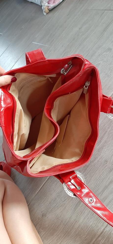 Červená lesklá kabelka,