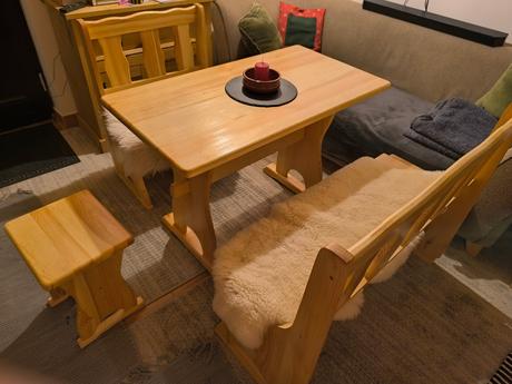 Predám drevenú súpravu stôl, lavice, 