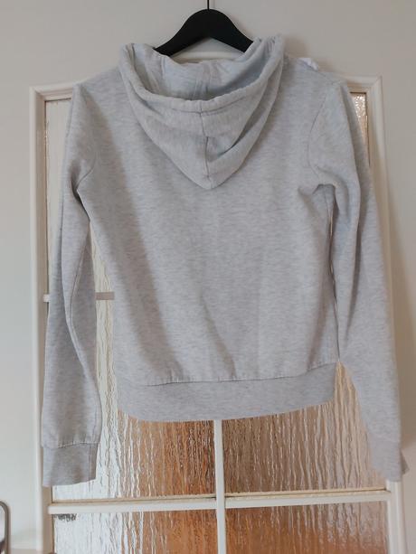 Biela mikina., gate,s