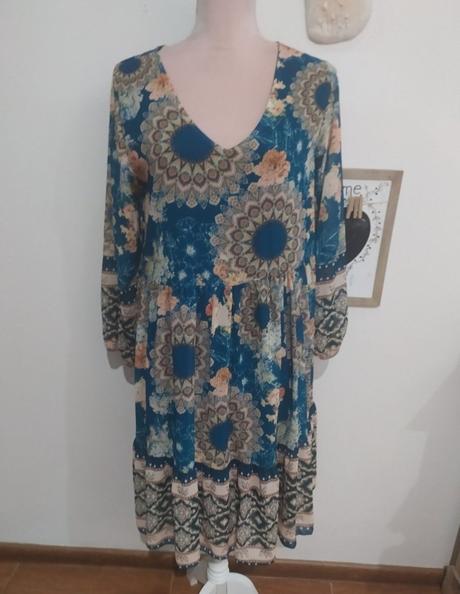 Vzorované šaty, m / s