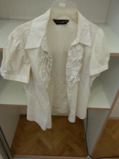 Biela bluzka, v predu s volanikmi, m