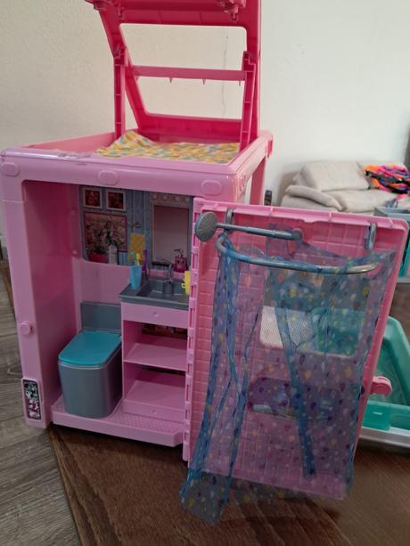 Barbie karavan,kon,kozmeticky stolik, 