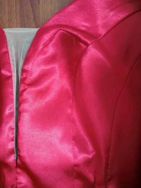 Červené spoločenské šaty, 40