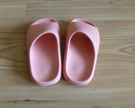 Dievčenské šlapky, 26