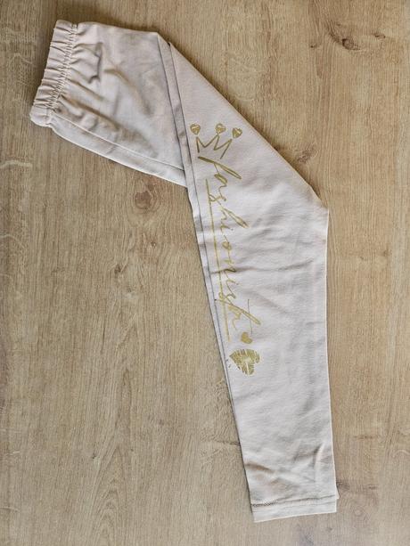 Bledohnede leginy so zlatym napisom, 116