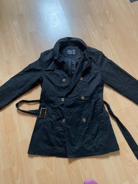 Čierny trenčkot kabát, house,l