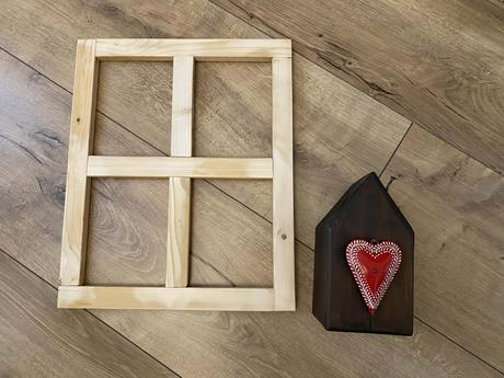 Drevený dekoračný domček a drevené okienko, 